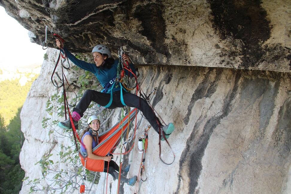 Terrain d'aventure, escalade artificielle